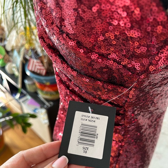 Marina Stylish floor length evening gown.Size 10. - Picture 9 of 16